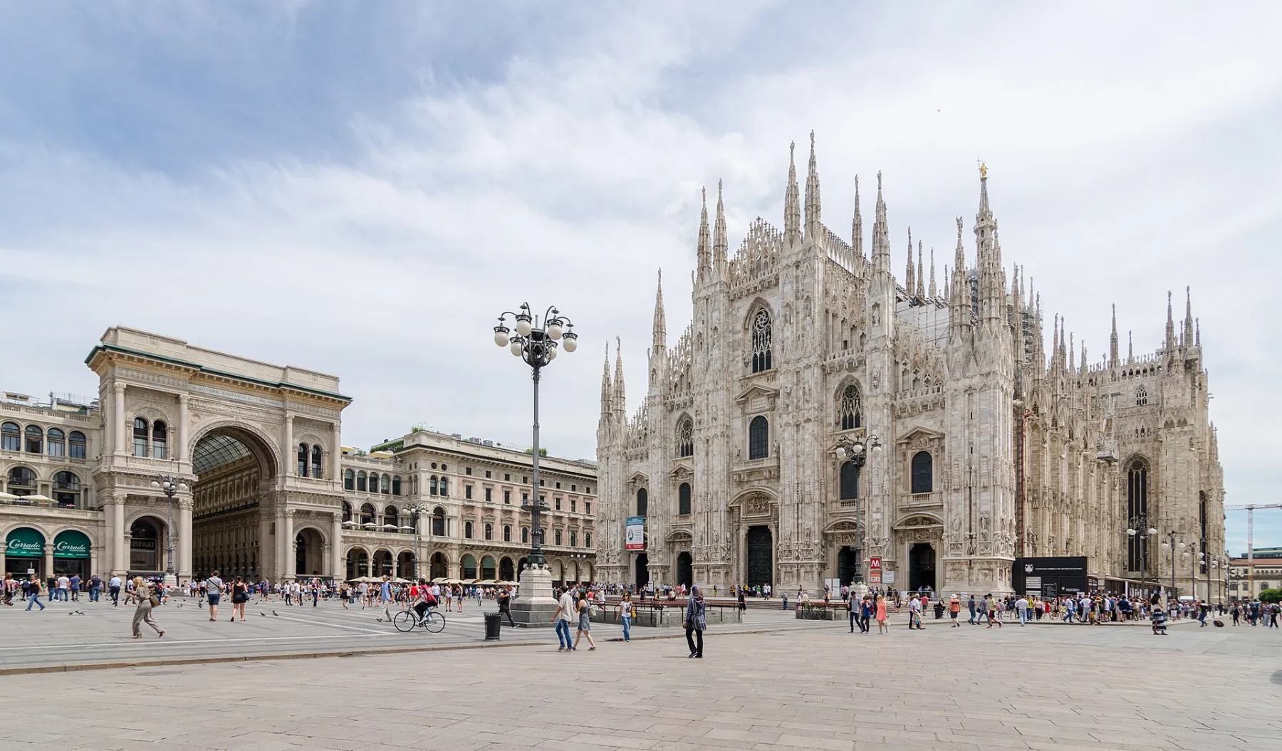 Piazza del Duomo a Milano con l'arco della Galleria Vittorio Emanuele II