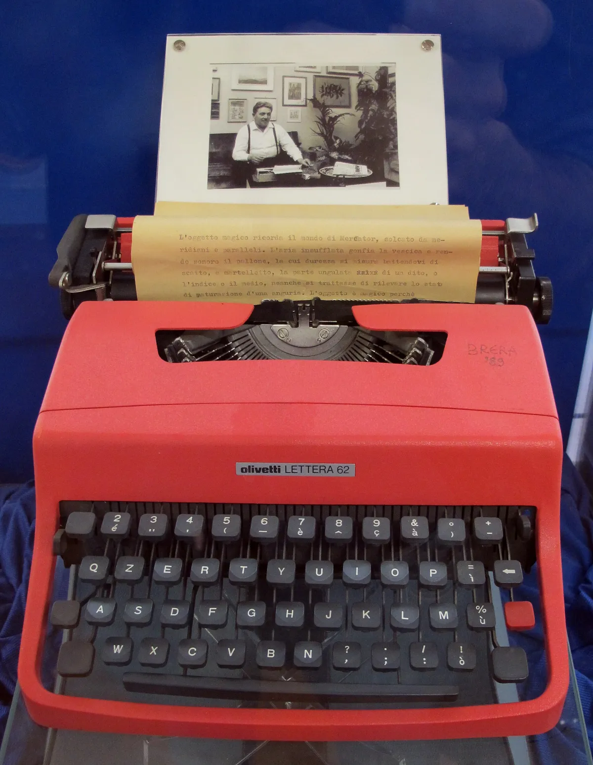La macchina da scrivere Olivetti Lettera 62 rossa del giornalista Gianni Brera